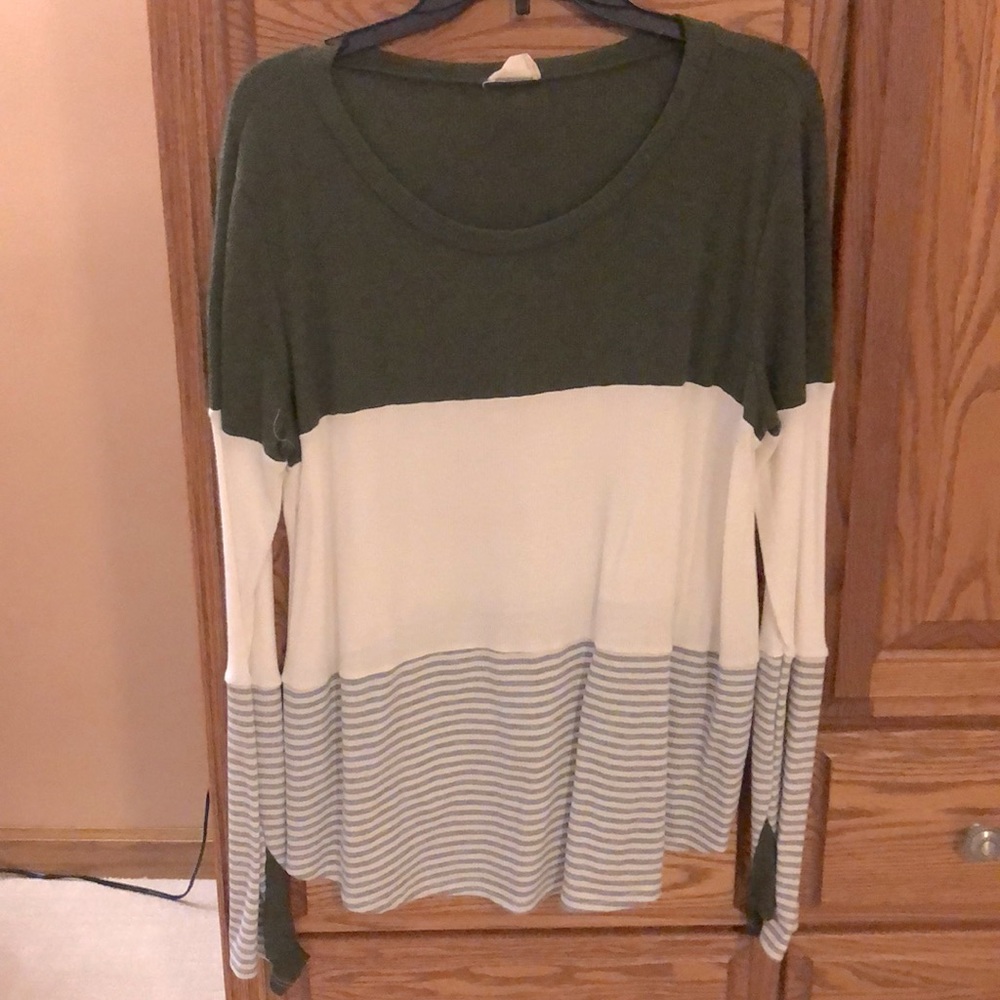 Adorable long sleeved tri colored top